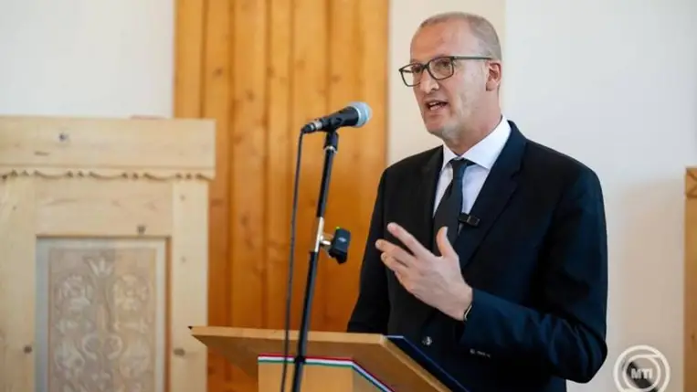 Tarr Zoltán társadalmi kapcsolatokért és kultúráért felelős miniszter beszédet mond az unitárius templomban tartott istentiszteleten a Petőfi Sándor Emlékhely új állandó kiállításának ünnepélyes megnyitóján az erdélyi Fehéregyházán 2026. július 26-án. MTI/Kiss Gábor