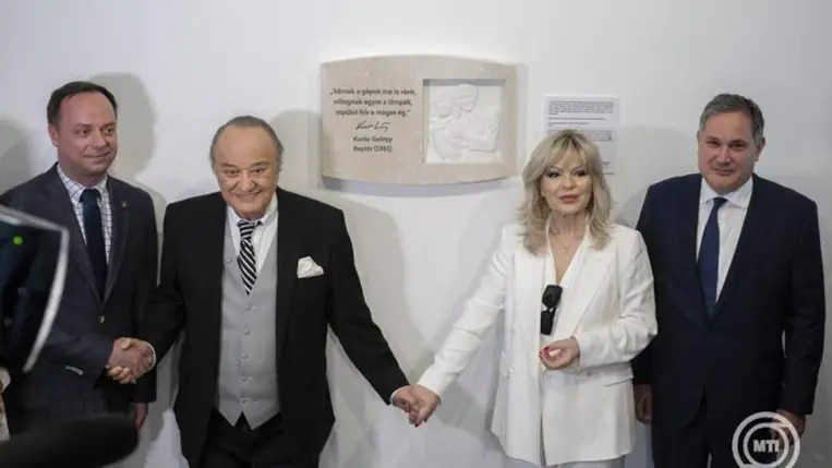 Nagy Márton nemzetgazdasági miniszter, Nyitrai Zsolt miniszterelnöki főtanácsadó, valamint Korda György és Balázs Klári előadóművész a művészházaspárt ábrázoló dombormű avatásán a Liszt Ferenc Nemzetközi Repülőtéren 2026. április 8-án. MTI/Lakatos Péter