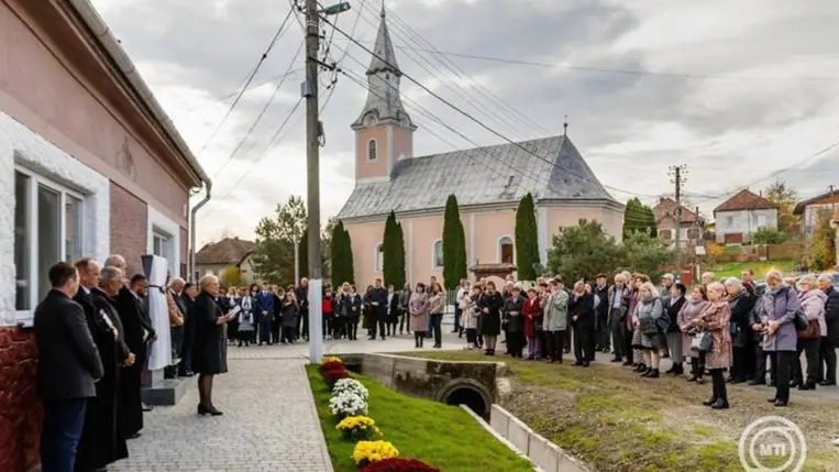 Szili Katalin miniszterelnöki főtanácsadó beszédet mond a holokauszt zápszonyi áldozatainak tiszteletére állított emlékfal avatásán a kárpátaljai Zápszonyban 2025. november 2-án. MTI/Nemes János