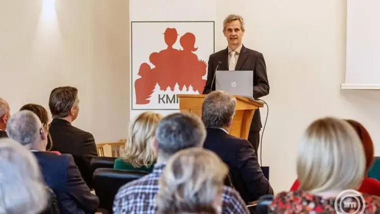 Beneda Attila, a Kulturális és Innovációs Minisztérium (KIM) családügyekért felelős helyettes államtitkára beszédet mond a Kárpátaljai Magyar Nagycsaládosok Egyesülete által szervezett II. Kárpát-medencei Családok Konferencián Beregszászon.MTI/Nemes János