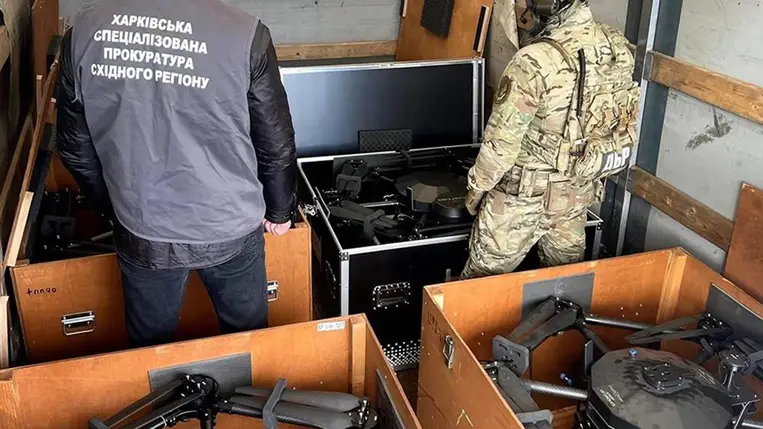 Dróneladásokból gazdagodott meg egy ukrán tiszt – több száz eszközt sikkasztott el. Fotó: Ukrajna Ügyészsége