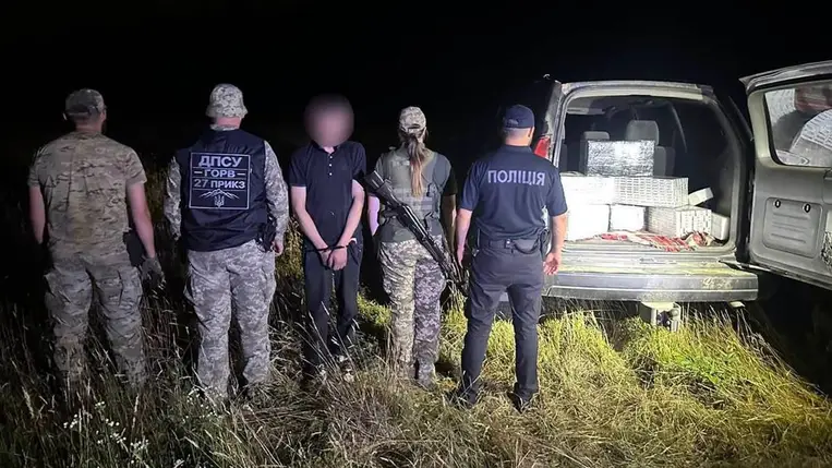 Elfogták a drónos cigarettacsempészet szervezőjét Kárpátalján, több ezer doboz cigarettát is lefoglaltak. Fotó: DPSZU