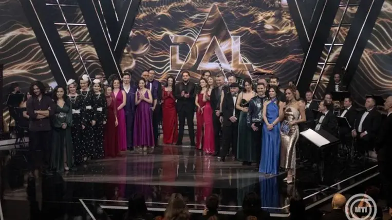 Budapest, 2026. március 28. A Dal 2026 televíziós show-műsor döntőjének fellépői, középen a győztes Re Va Dame, a Veled álmodtam című dal előadója. MTI/Szigetváry Zsolt