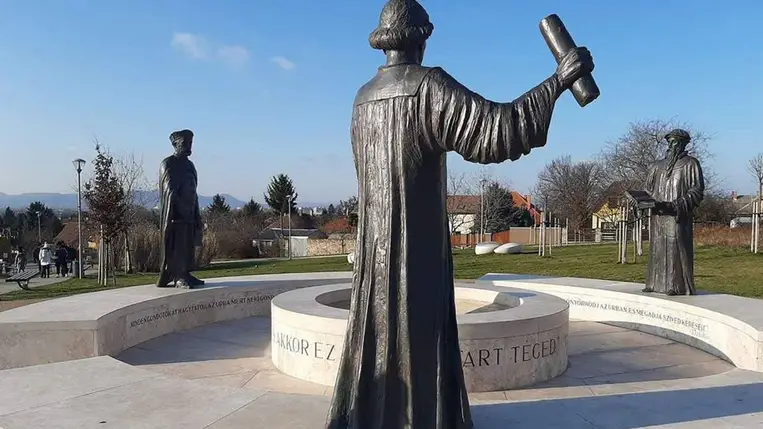 A 2017-ben állított Reformáció emlékművén Bocskai István, Luther Márton és Kálvin János szobra a XVI. kerületi Reformátorok terén (Fotó: MTVA/Bizományosi: Róka László)