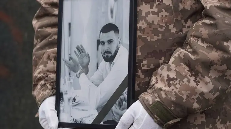 Ungváron végső búcsút vettek a háborúban elesett 27 éves határőrtől, Dmitro Pavlicstól. Fotó: Ungvári Városi Tanács