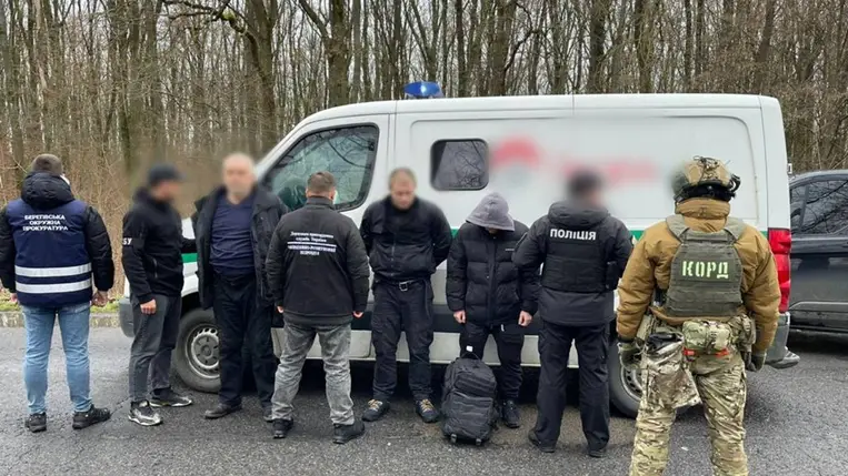 Banki alkalmazottak pénzszállító autóval szálltották az illegális határátlépésre készülő katonaköteles férfiakat. Fotó: Ukrán Nemzeti Rendőrség