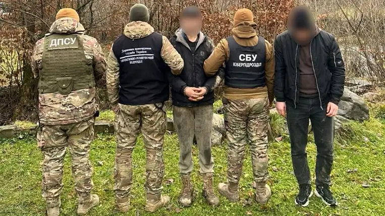 Két kárpátaljai férfit kaptak el, miközben egy katonakorú férfit próbáltak átcsempészni Romániába. Fotó: DPSZU