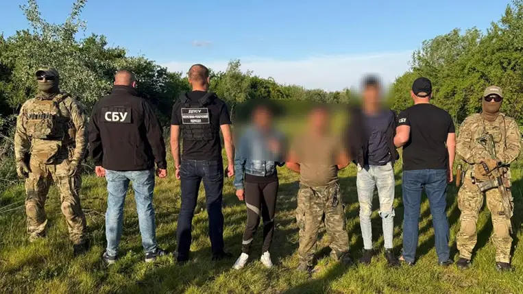 Három kárpátaljai személyt tartóztattak fel Palágykomoróc közelében, akik hadköteles férfiakat próbáltak illegálisan Szlovákiába juttatni. Fotó: DPSZU