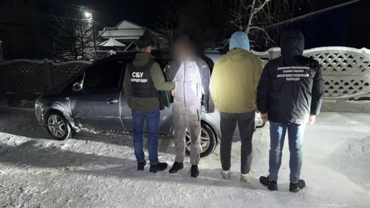 Katonaköteles férfiak illegális csempészés: letartóztatás Beregvidéken. Fotó: Ukrán Állami Határőrszolgálat