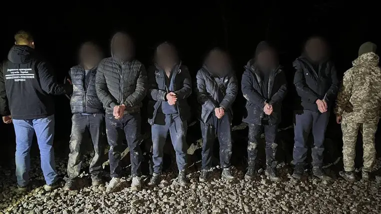 A magyar határnál tartóztattak fel egy magyar állampolgár által vezetett katonaköteles férfiakból álló csoportot. Fotó: DPSZU