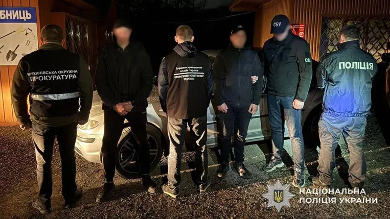 Embercsempészeket fogtak el Kárpátalján – 10 800 dollárt kértek az illegális határátlépésért. Fotó: Ukrán Nemzeti Rendőrség