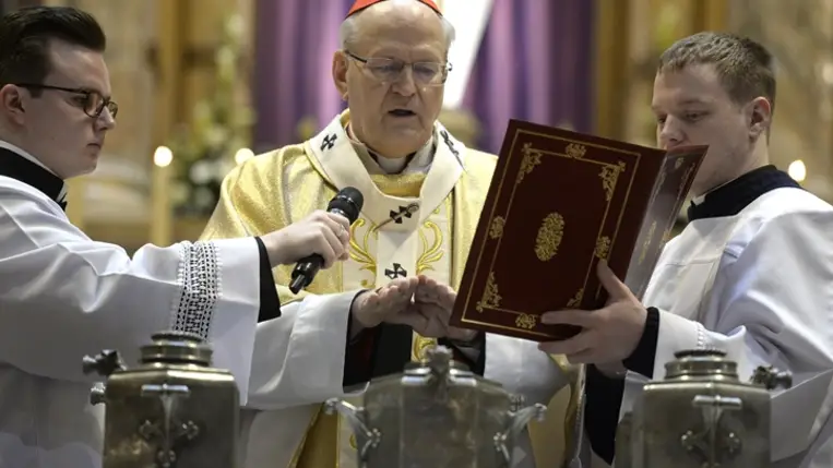 Erdő Péter bíboros, esztergom-budapesti érsek olajszentelési szentmisét celebrál nagycsütörtökön a budapesti Szent István-bazilikában 2023. április 6-án. MTI/Kovács Attila