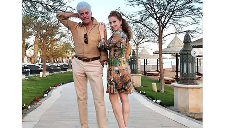 Ernyey Béla 38 évvel fiatalabb felesége állatmintás miniben tiszta hollywoodi díva