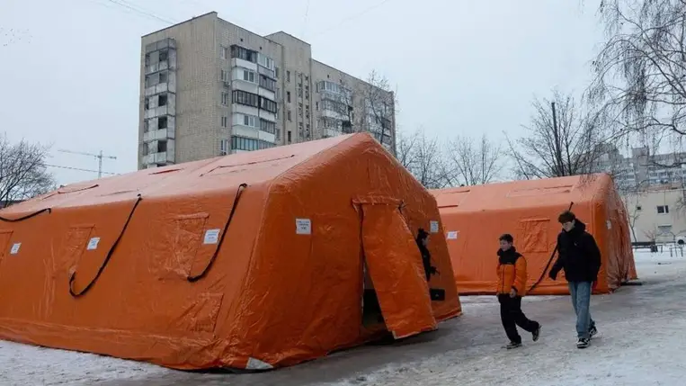 Fűtősátorokban keresnek menedéket a hideg elől a kijeviek/Tetiana DZHAFAROVA / AFP