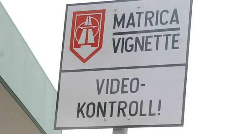 Ne felejtsék el, a 2025-ös matricák érvényessége január 31-én lejár. Illusztráció. Fotó:  MTI/Földi Imre