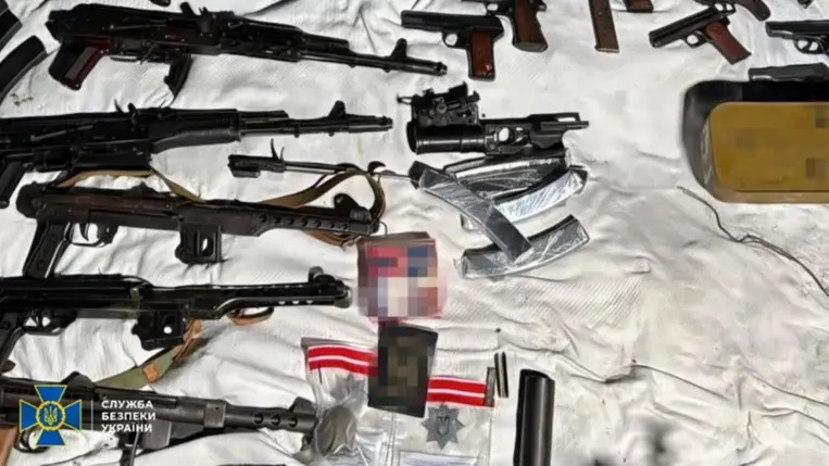 Az egyik legnagyobb fegyverarzenál a háború ideje alatt: az SZBU leleplezte az illegális fegyverkereskedőket. Fotó: t.me/SBUkr
