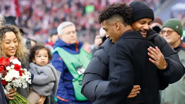 Elképesztő luxusajándékokkal búcsúzott a Bayern Münchentől a sztárfocista