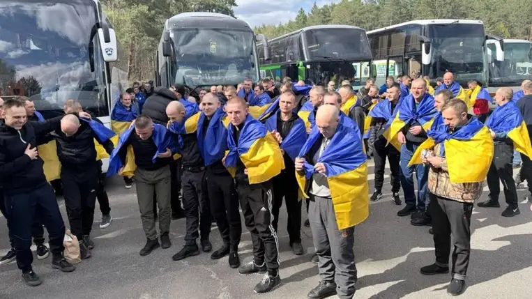 193 ukrán katona tért haza – újabb fogolycsere. t.me/V_Zelenskiy_official