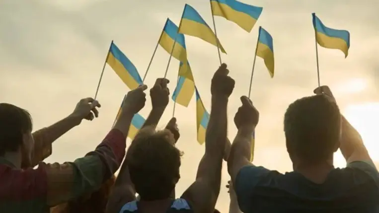 Olaszországban ukrán zászlós személyekre támadtak egy ünnepségen