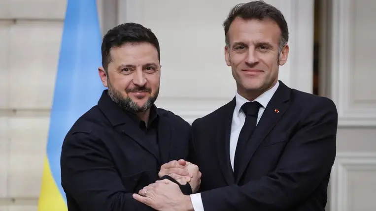 Emmanuel Macron francia (j) és Volodimir Zelenszkij ukrán elnök kezet fog a párizsi államfői rezidencián, az Elysée-palotában tartott sajtótájékoztatójuk végén 2026. március 13-án. MTI/EPA/AFP pool/Ludovic Marin