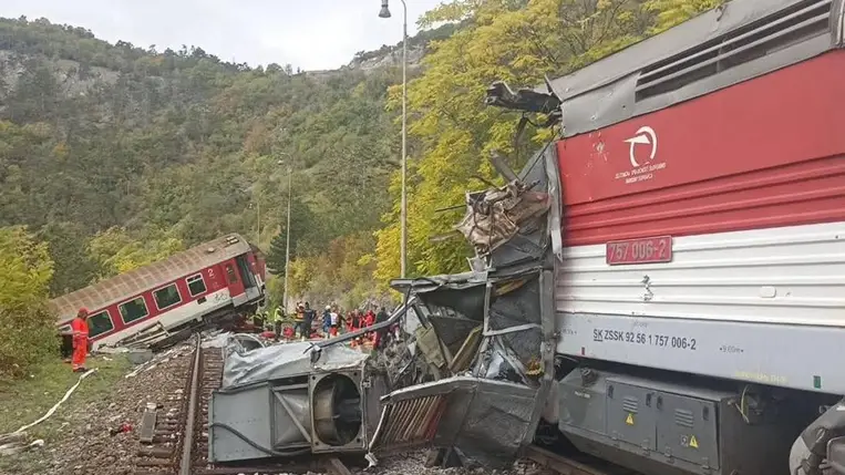 Összeütközött két személyszállító vonat Kelet-Szlovákiában. Fotó: X.com