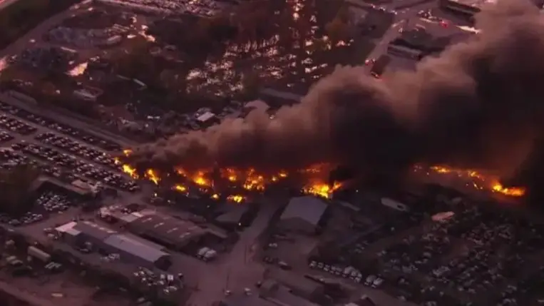 Kőolaj-újrahasznosító üzemre zuhant egy teherszállító repülőgép a Kentuckyban, többen meghaltak . Fotó: X.com