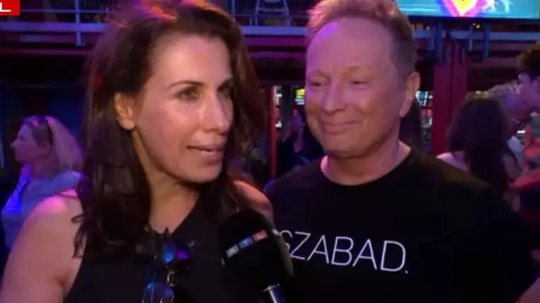 Geszti Péter és 11 évvel fiatalabb felesége együtt a tévében