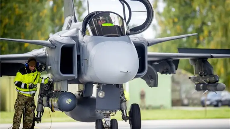 Gyakorló riasztásra készítik fel a Magyar Honvédség JAS 39 Gripen típusú vadászrepülőgépeit a litvániai Siauliai katonai repülőbázisán 2022. szeptember 21-én. A magyar kontingens harmadik alkalommal védi a balti országok légterét. MTI/Ujvári Sándor