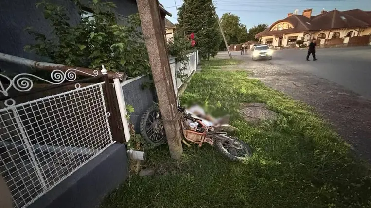 Nem regisztrált motorral szenvedett halálos balesetet egy fiatal az Ungvári járásban. Fotó: Ukrán Nemzeti Rendőrség