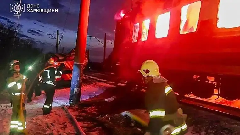 Orosz drónok csaptak le egy személyszállító vonatra Harkivban