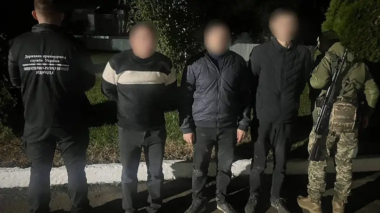 Kárpátalján a határőrök elfogtak három illegális határátlépőt és egy embercsempészt a magyar határ közelében. Fotó: DPSZU