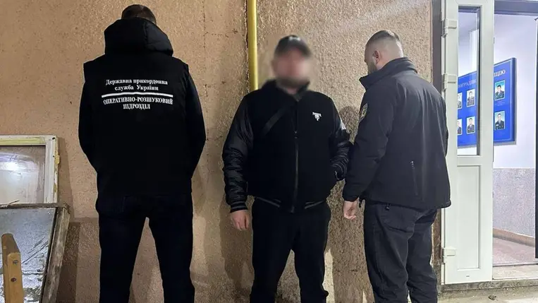 Újabb embercsempész bukott le Beregszász térségében – 8–11 ezer dollárt kértek kriptóban. Fotó: Nemzeti Rendőrség