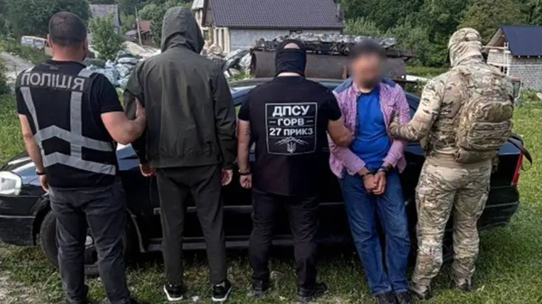 Létrát és kerülőútvonalat adott: 10 ezer dollárért segített volna a határátlépésben Kárpátalján. Fotó: Ukrán Nemzeti Rendőrség