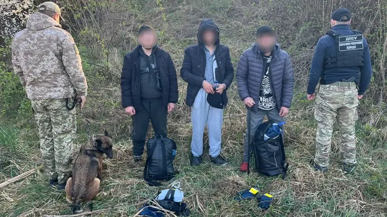 Illegális határátlépés Szlovákia felé – három férfit fogtak el Kárpátalján. Fotó: DPSZU