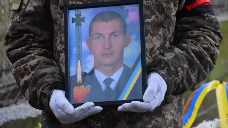 A Kárpátalján elbúcsúztatták a 23 éves határőrt, Ivan Dovhanicsot. Fotó: DPSZU