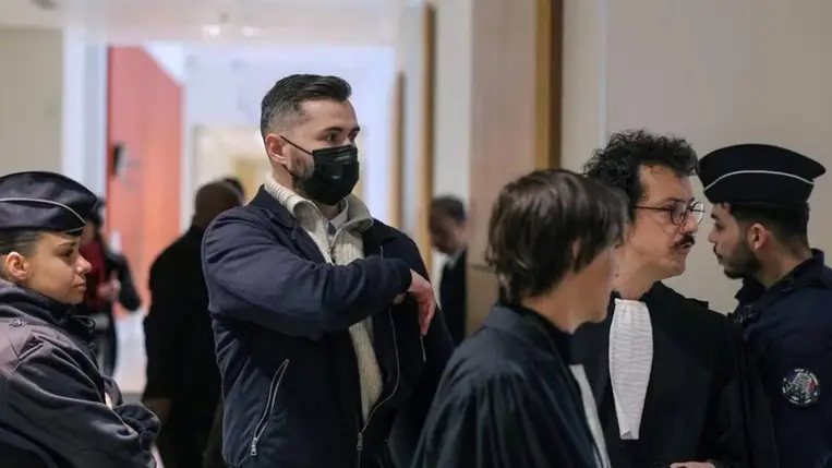 A vádlott és francia katonatiszt, Carl Esnault (k) és ügyvédje, Romain Ruiz (j2) érkeznek az úgynevezett Athanor-per megnyitójára 2026. március 30-án (Forrás: X.com)