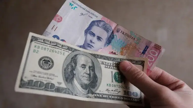 Ukrán hrivnya és amerikai dollár. Fotó: rbc.ua