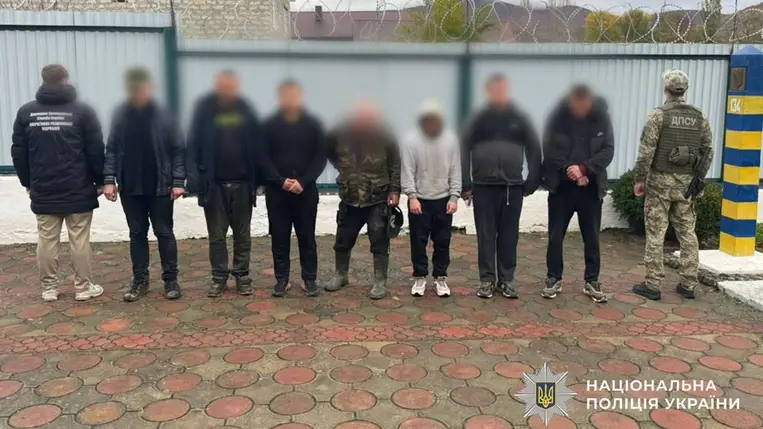 A Beregszászi járásban őrizetbe vettek egy férfit, aki hat hadkötelest próbált átcsempészni a határon. Fotó: Ukrán Nemzeti Rendőrség