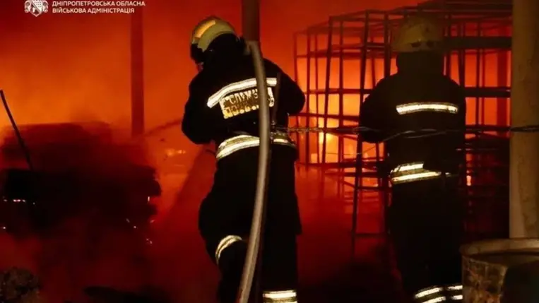 Oroszország támadást intézett Dnyipro ellen: tűz ütött ki egy üzemben, négyen meghaltak