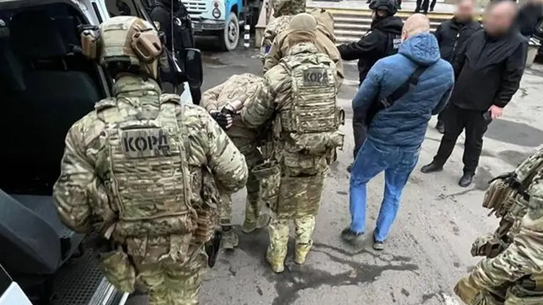 Ternopilban katonákból álló bandát vettek őrizetbe, amely embereket ejtett foglyul, kínozott meg és fosztott ki
