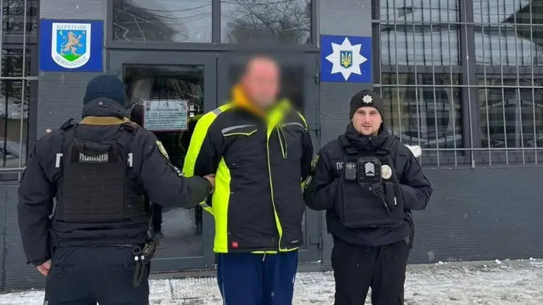 A kárpátaljai rendőrök őrizetbe vettek egy Interpol által körözött magyar állampolgárt Beregszászon. Fotó: Ukrán Nemzeti Rendőrség