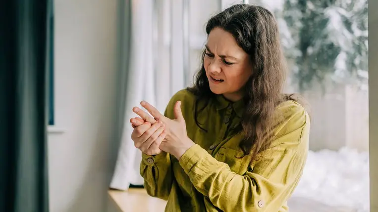 Ízületi fájdalmaid vannak az extrém hidegben? Így védekezhetsz ellene