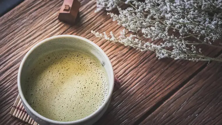 Ez a japán tea lehet az új matcha? – Fedezd fel a hojicha titkát