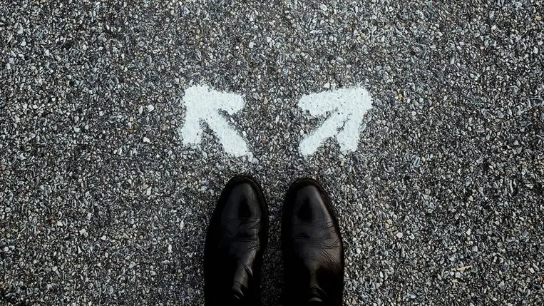 „Jaj, amikor mindenki jót mond rólatok…” – a hamis elismerés csapdája. Illusztráció. Fotó: Internet