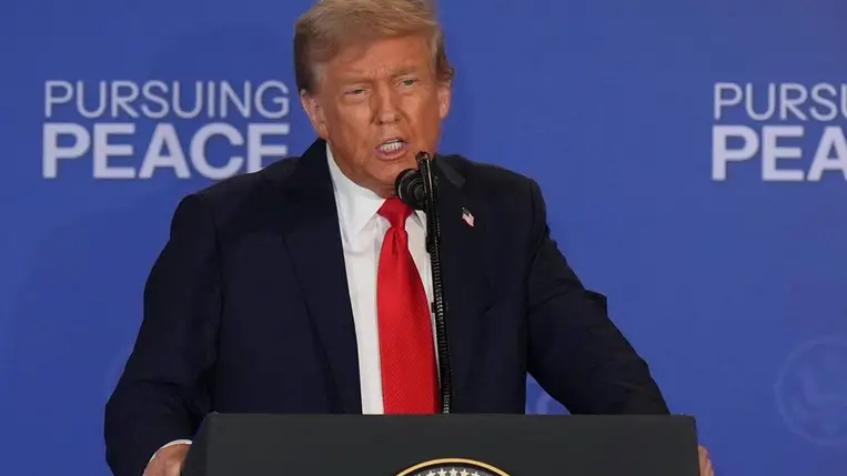 Donald Trump amerikai elnök az amerikai-orosz csúcstalálkozón tartott sajtótájékoztatón az alaszkai Anchorage-ben 2025. augusztus 15-én (Fotó: MTI/EPA/Szputnyik/Gavriil Grigorov)