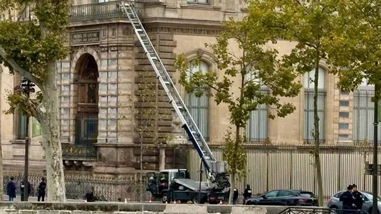 Bűnözők által használt teherlift a párizsi Louvre múzeumnál 2025. október 19-én, miután reggel tolvajok ékszereket loptak a múzeum úgynevezett napóleoni gyűjteményéből (Fotó: MTI/AP/Alexander Turnbull)