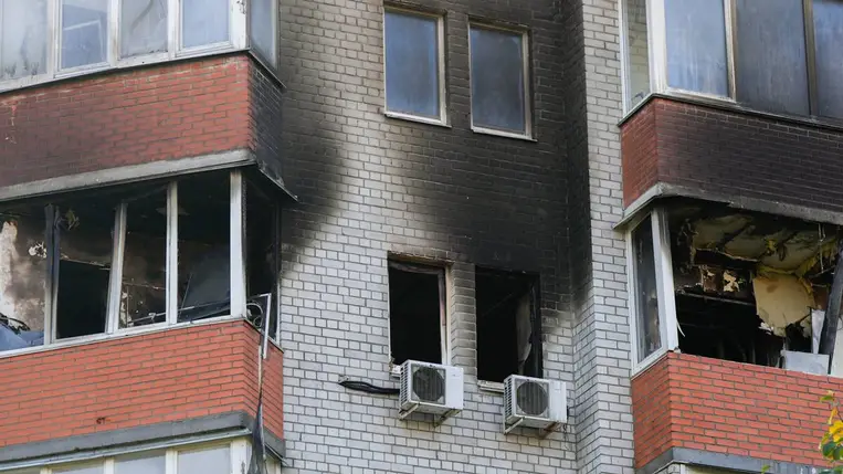 A pusztítás nyomai egy kijevi lakóházat ért orosz légitámadást követően 2025. október 22-én. MTI/AP/Julia Demaree Nikhinson.