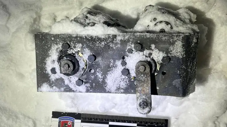 Egy Oresnyik típusú hiperszonikus rakéta darabja, amelyet a nyugat-ukrajnai Lemberg térségében találtak egy orosz rakétacsapás helyszínén 2026. január 9-én. (Fotó: MTI/AP/Ukrán Biztonsági Szolgálat)