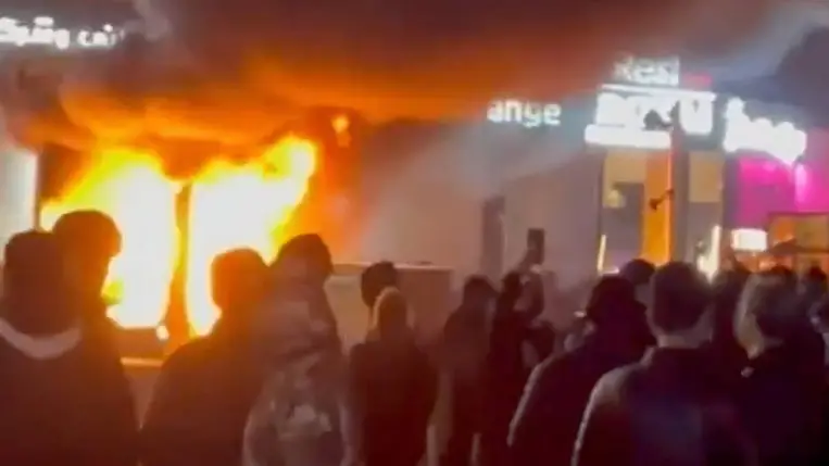 Zavargás Teheránban 2026. január 9-én. A magas infláció miatt december végén országszerte kirobbant tiltakozásokon a tüntetők mindinkább a vallási vezetők lemondását követelik (Fotó: MTI/AP/UGC)