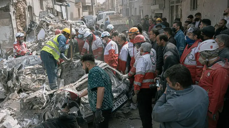 Az egyik,  Irán elleni amerikai-izraeli légi hadjáratban kapott találatot ez a lakóház. Iráni források szerint ebben a csapásban legalább 8 ember életét vesztette, 28 megsebesült. (Fotó: MTI/AP/Mati Hasemi) 